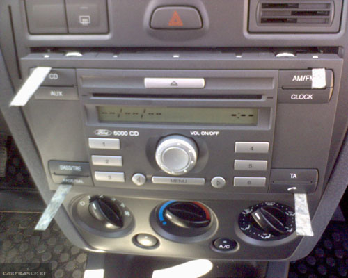 Отщёлкнутая с замка магнитола Форд Фьюжен 5000 CD