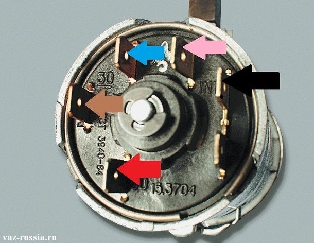 Стрелками указаны какого цвета провода должны быть подсоединены к тому или иному штекеру