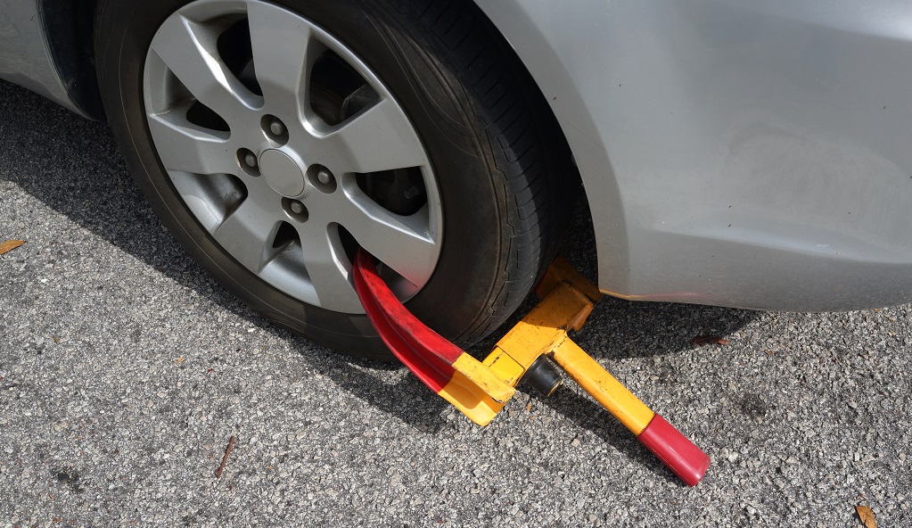 tire wheel clamped